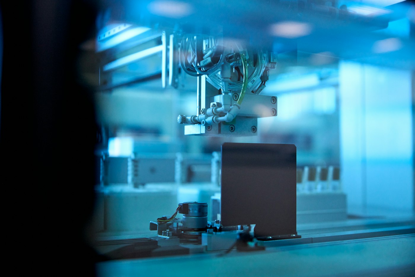 Automated sample handling in a blue-lit laboratory